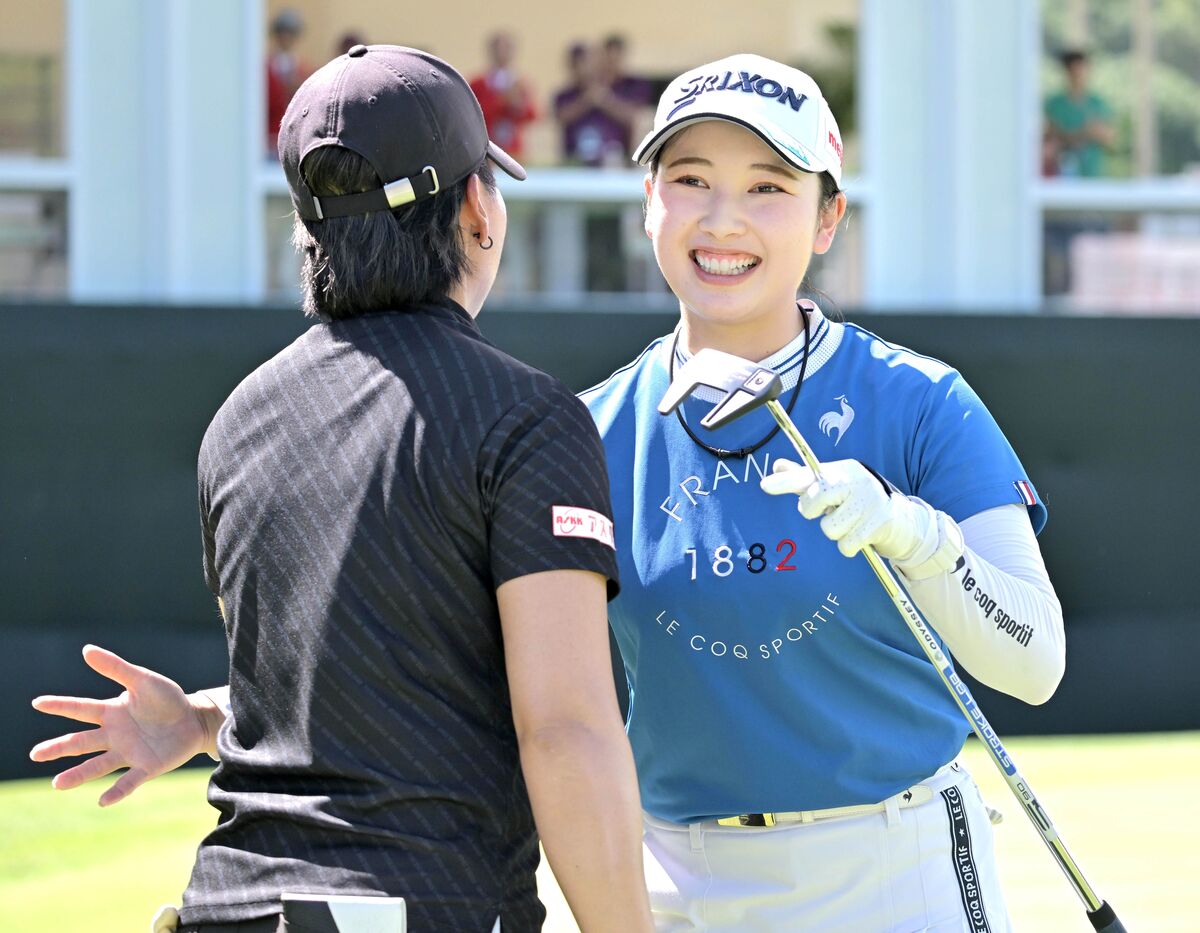 通算１６アンダーで今季２勝目を挙げ、同組の沖せいら（左）と抱き合う小祝さくら（カメラ・今西　淳）