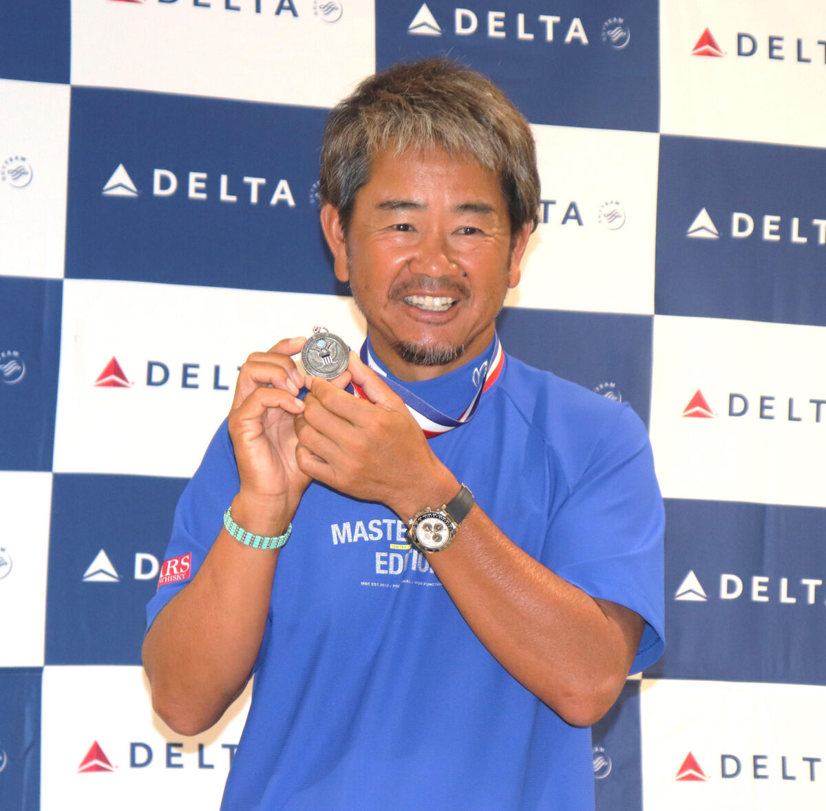 全米シニアオープン２位の銀メダルを披露する藤田寛之（カメラ・富張　萌黄）
