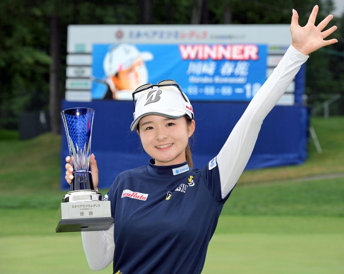 ２年ぶりのツアー３勝目を挙げた川崎春花は、トロフィーを手に万歳（カメラ・今西　淳）