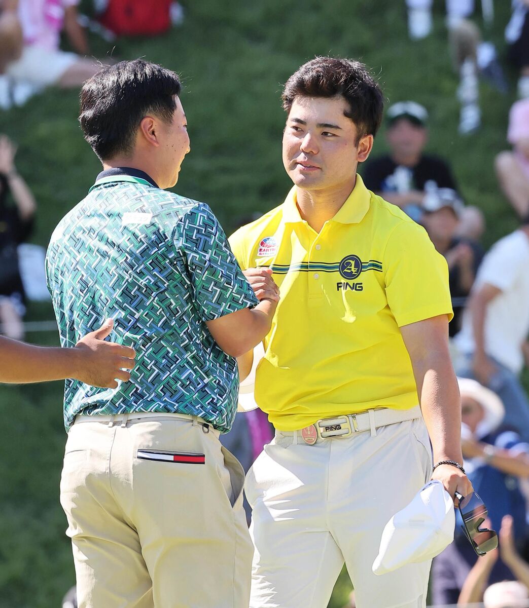 優勝した杉浦悠太を祝福する蝉川泰果（右＝カメラ・馬場　秀則）