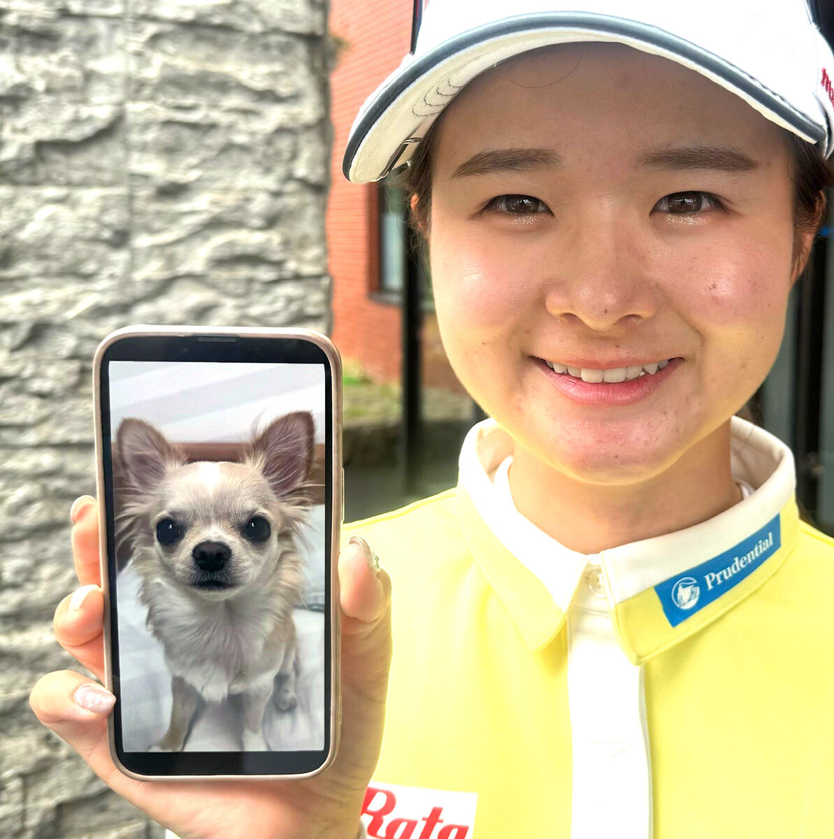 愛犬の小梅を笑顔で披露する川崎春花