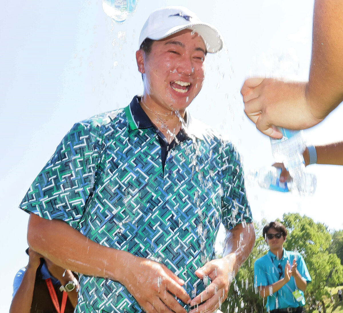 優勝した杉浦はペットボトルシャワーの手荒い祝福に笑顔を見せる（カメラ・馬場　秀則）