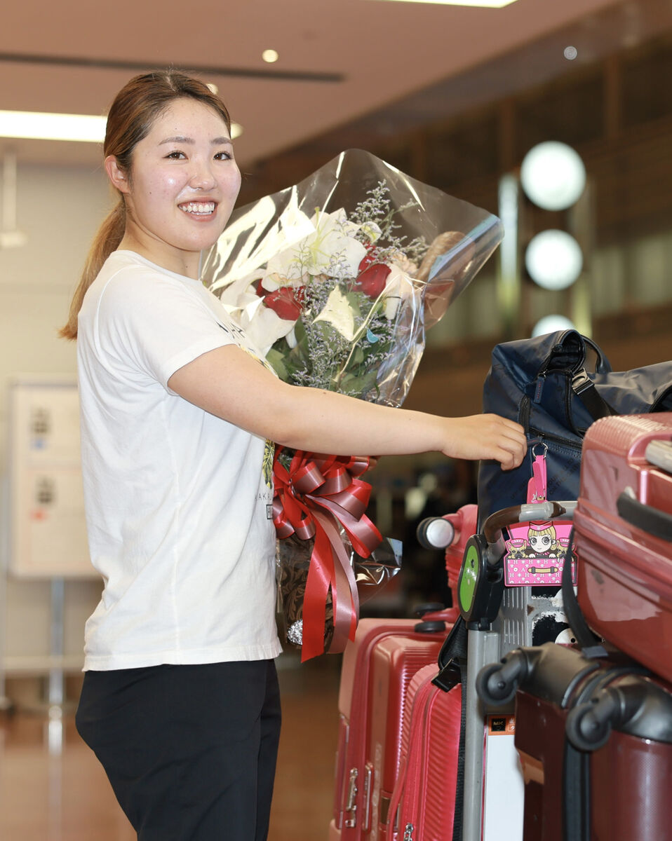 取材を終えて帰路につく古江彩佳(カメラ・小林　泰斗)