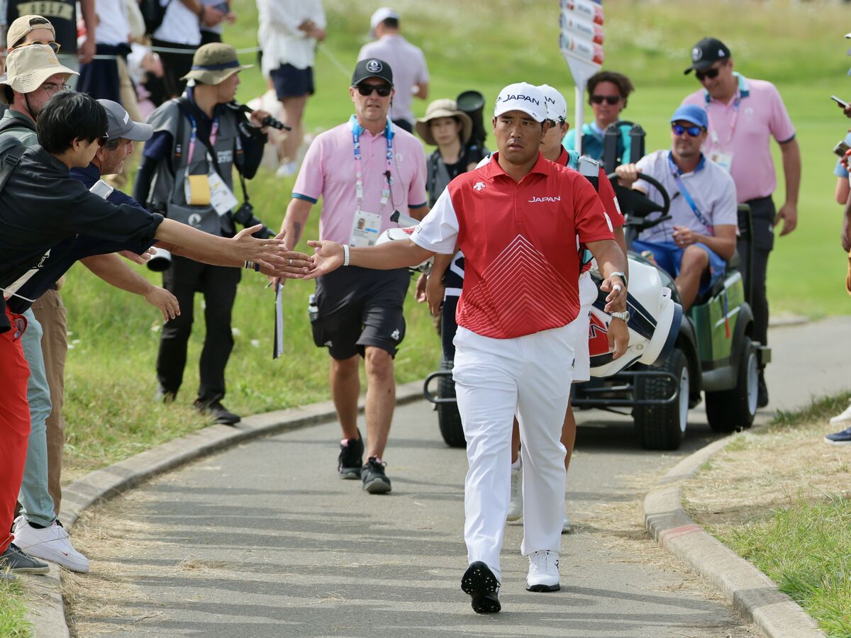 １７番から１８番に移動する松山英樹（カメラ・小林　泰斗）