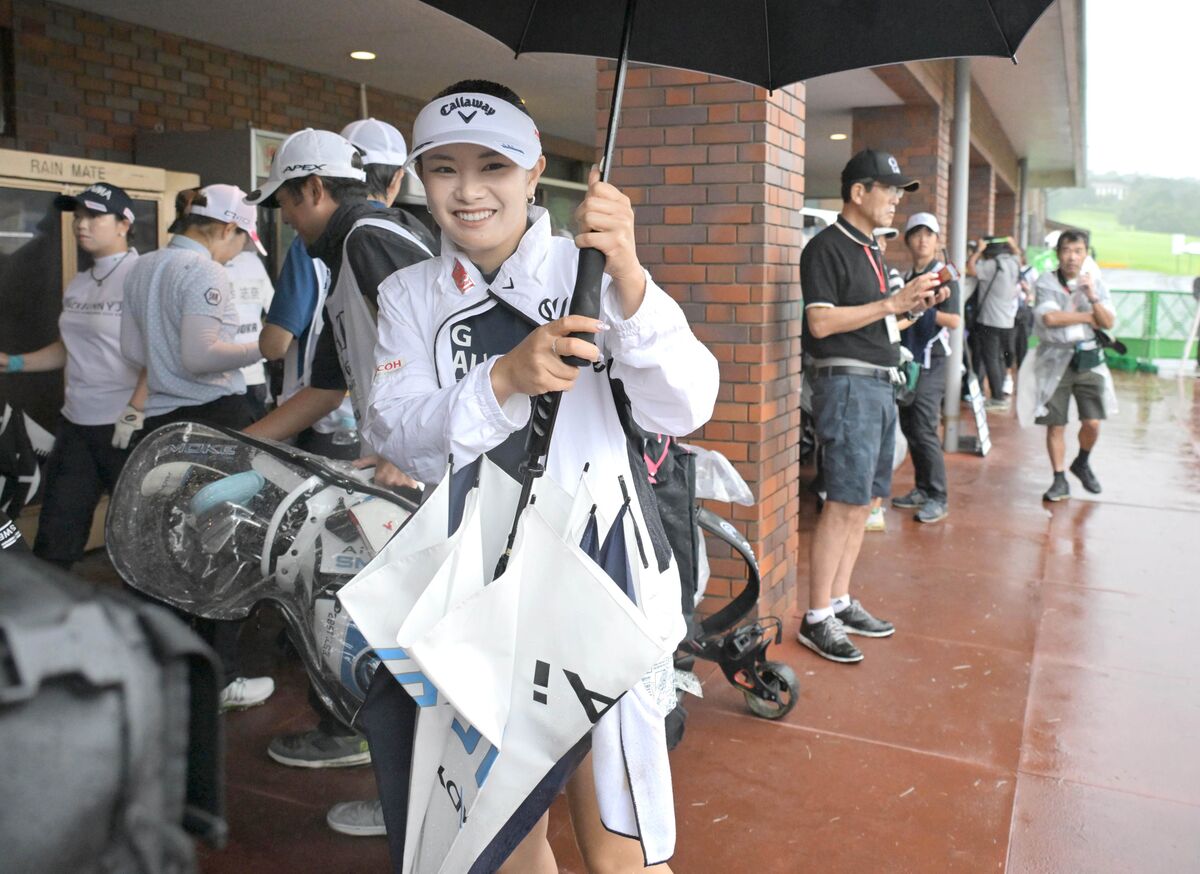 雷雲接近のため試合が中断しクラブハウスに戻る河本結ら（カメラ・今西　淳）