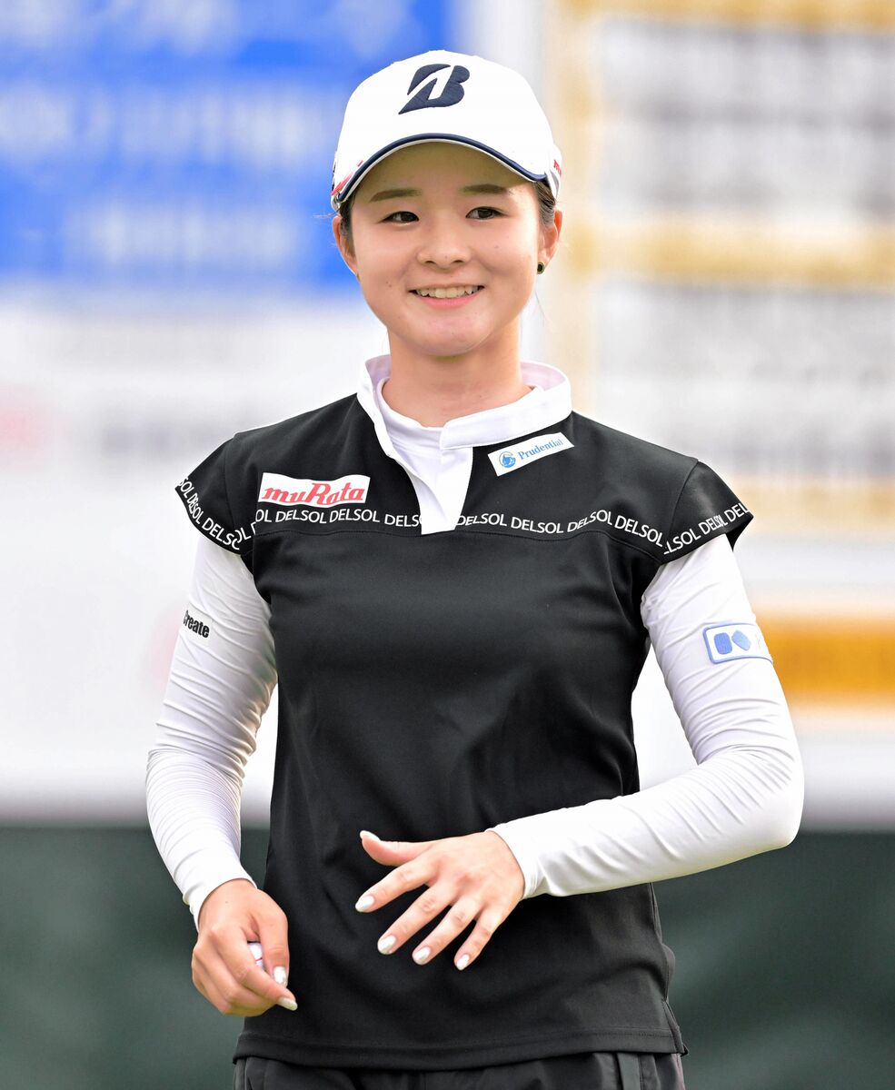 初日４アンダーの単独首位でホールアウトし笑顔を見せる川崎春花（カメラ・今西　淳）