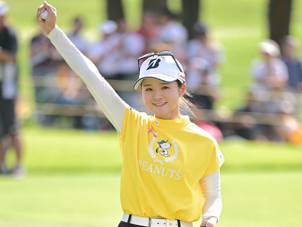 通算１３アンダーで優勝しガッツポーズする川崎春花（カメラ・今西  淳）