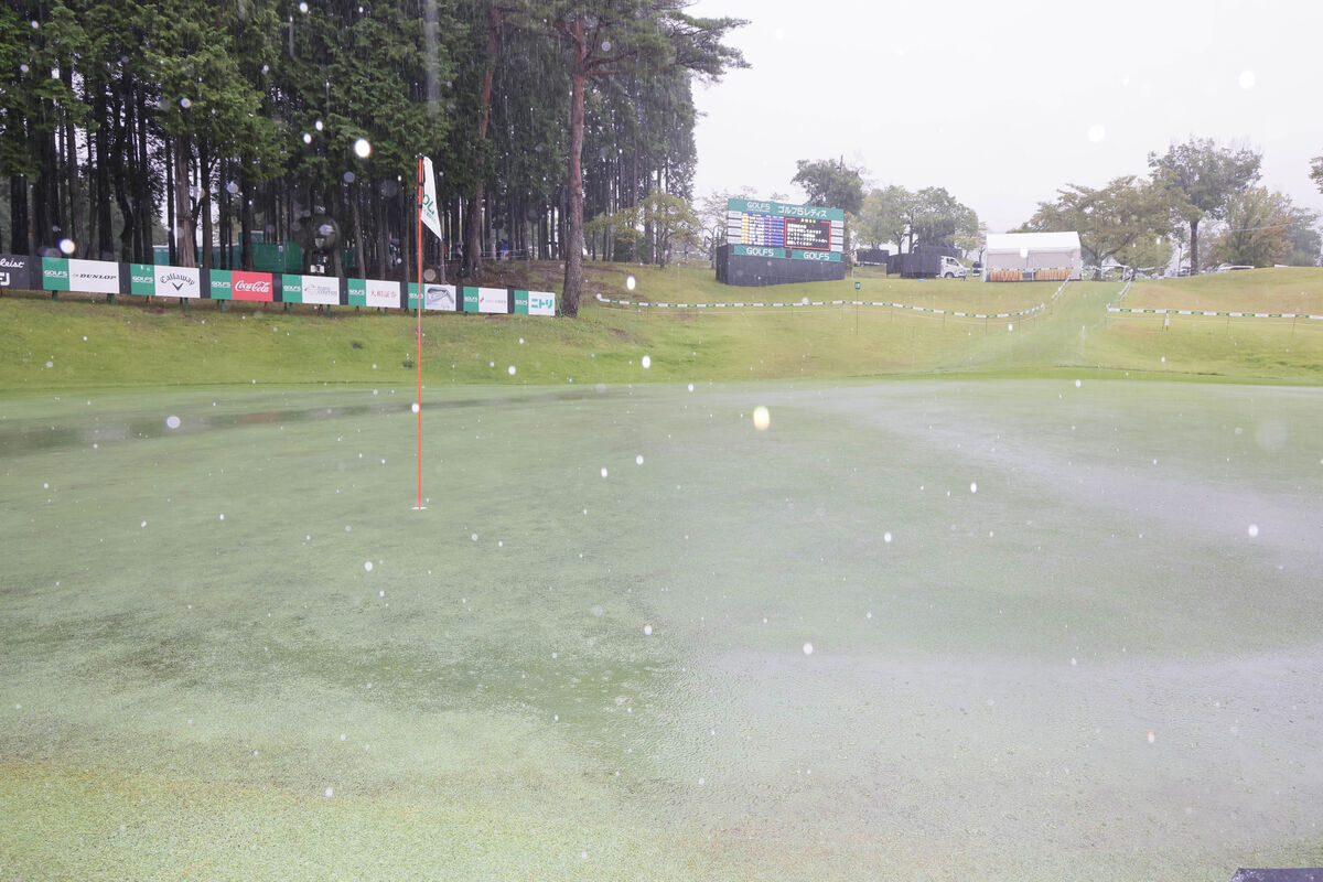 大雨のため水が浮いた状態となったゴルフ５カントリーみずなみコースの１８番グリーン　（カメラ・馬場　秀則）