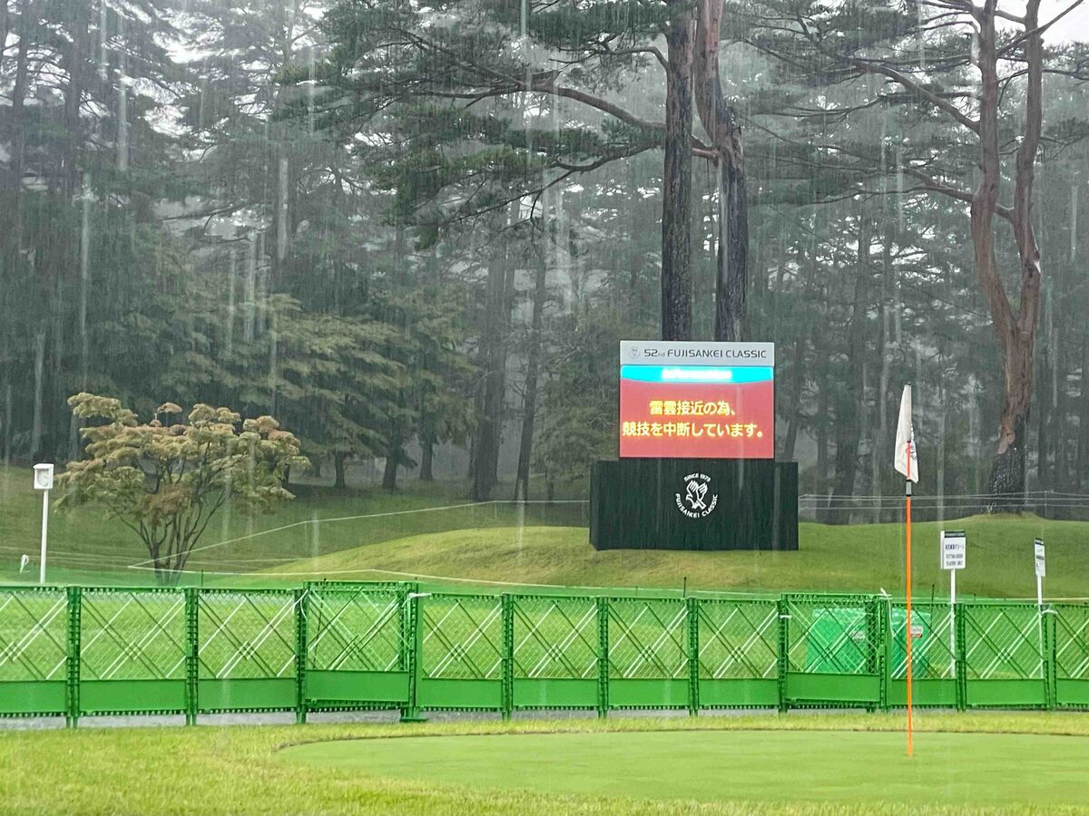 雨の富士桜ＣＣ。フジサンケイクラシックが３日連続サスペンデッドに（カメラ・富張　萌黄）