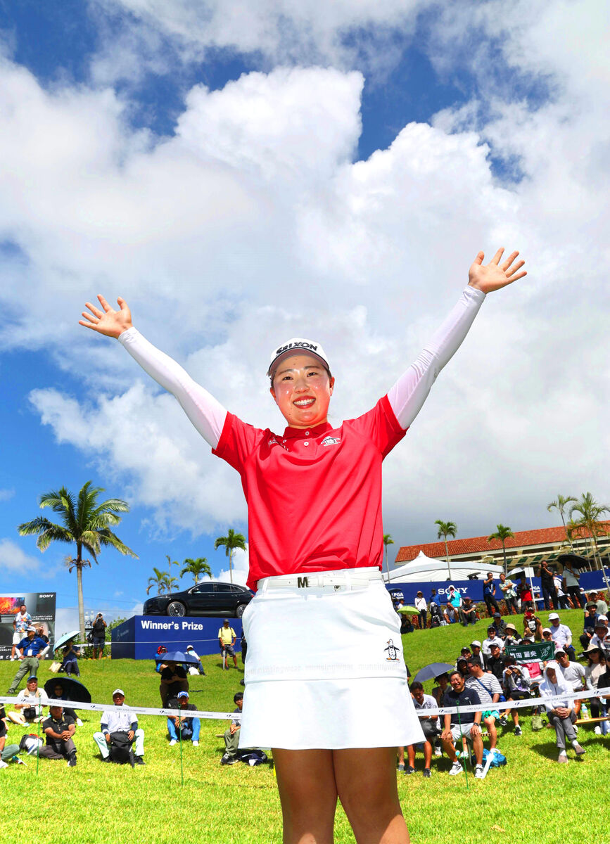 今季６勝目を挙げた竹田は沖縄の空をバックに笑顔でバンザイする（カメラ・豊田　秀一）