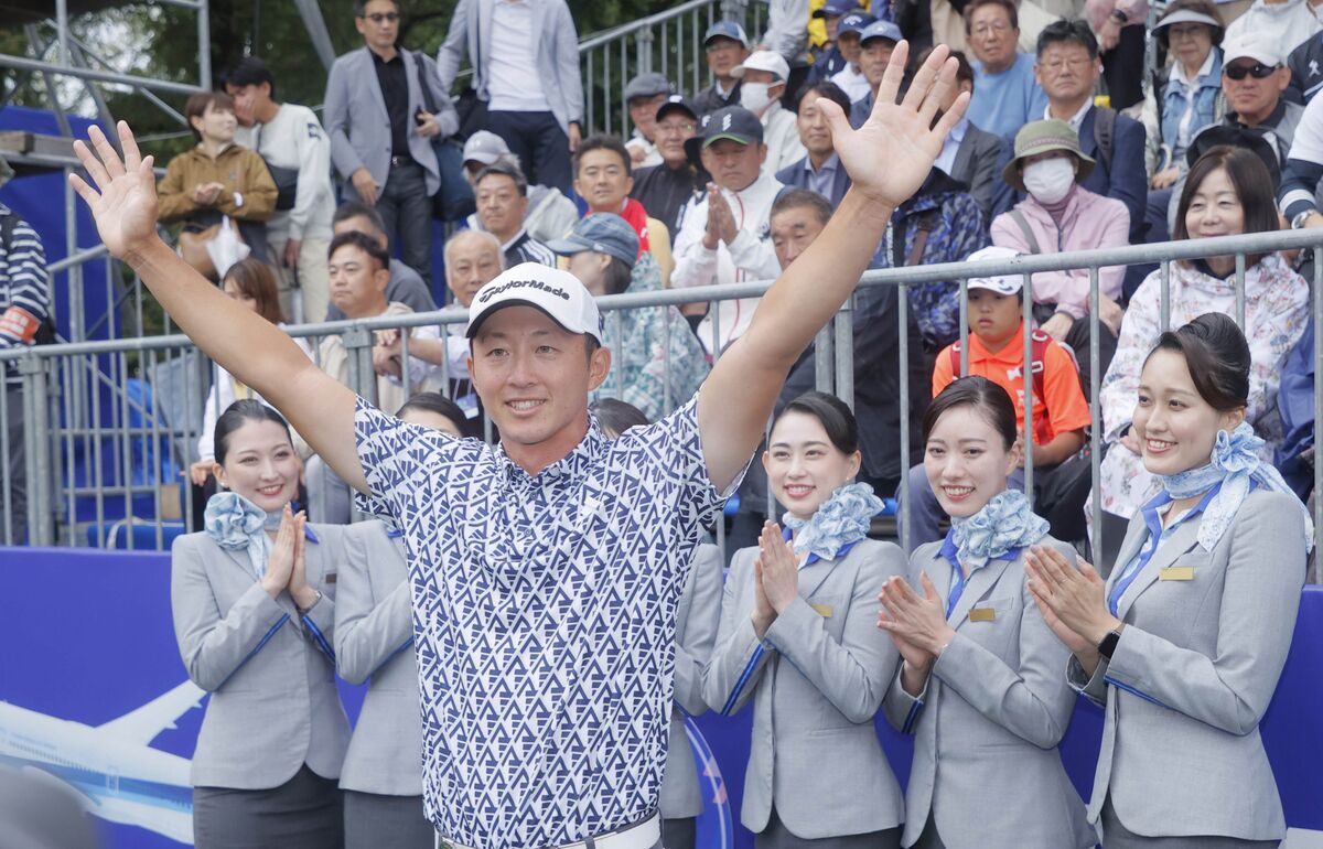 ANAのCAの拍手を受けて万歳をする優勝の岩崎亜久竜（カメラ・今成　良輔）