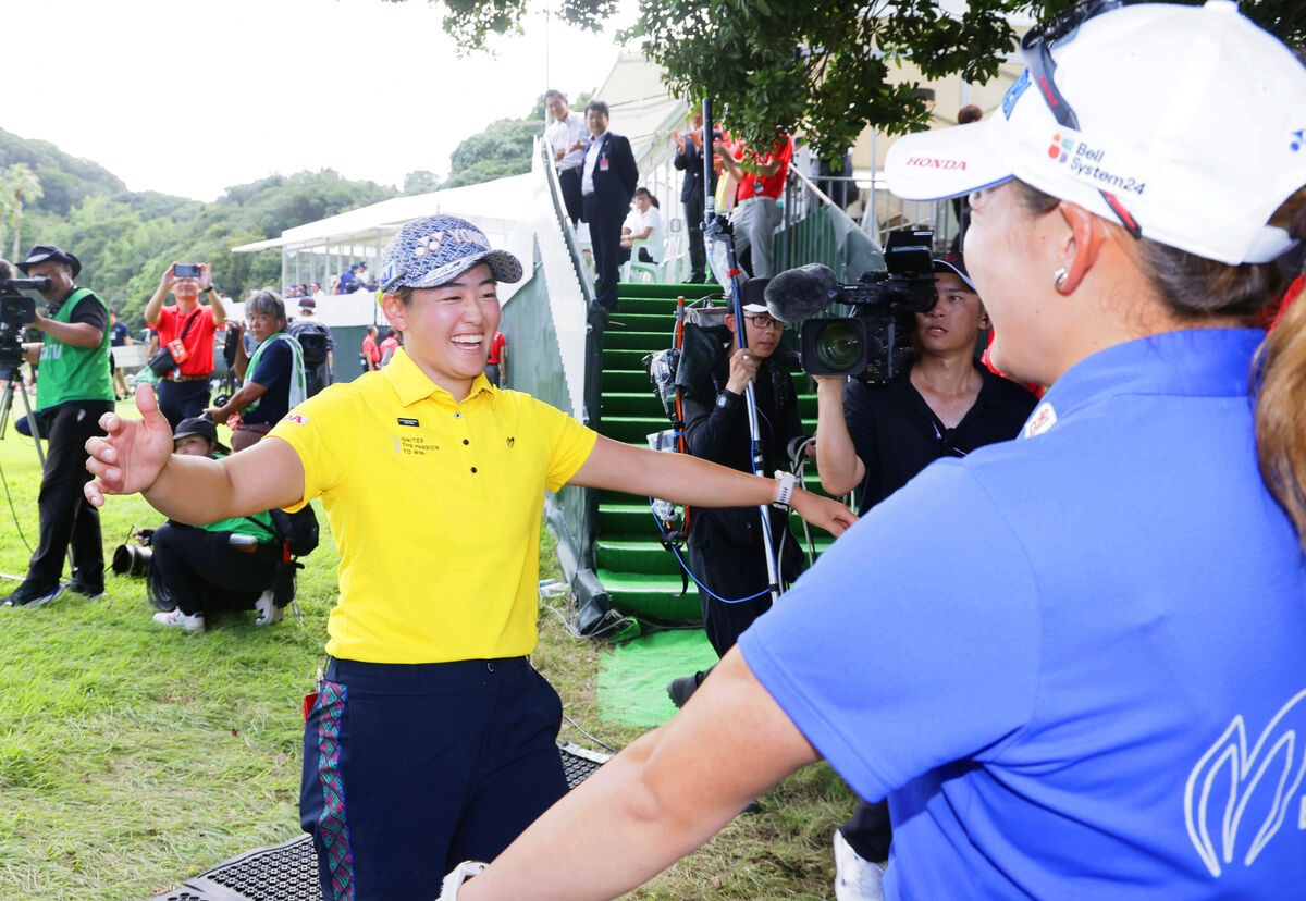 優勝を決め、妹・千怜（右）から祝福される岩井明愛（カメラ・馬場　秀則）