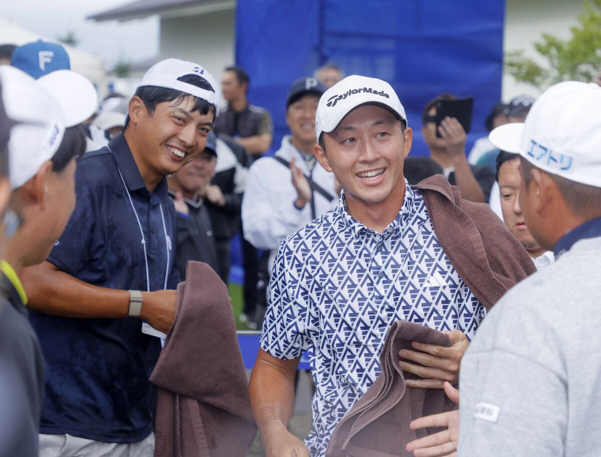 笑顔の湯本開史キャディー（左）と優勝の岩崎亜久竜（カメラ・今成　良輔）