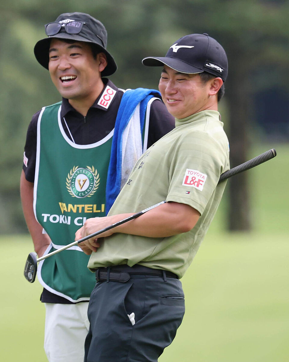 プロアマ戦を笑顔でラウンドする杉浦悠太（右）（カメラ・谷口　健二）