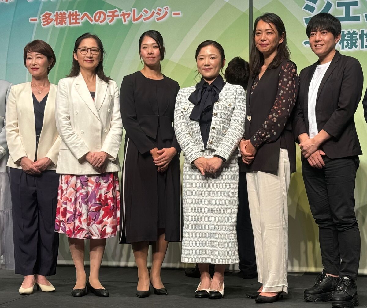 シンポジウムに登壇した（左から）奥野史子さん、大崎麻子さん、森田理香子、有村智恵、井本直歩子さん、夫馬賢治さん（カメラ・高木　恵）