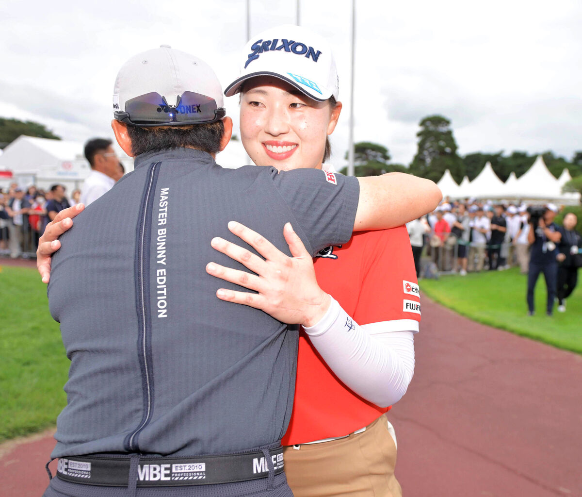 優勝を争った岩井明（左）から祝福を受ける竹田（カメラ・今西　淳）