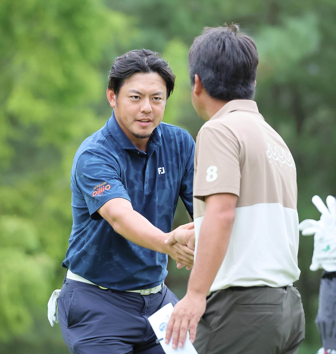 ９番、ホールアウトし、同組の池田勇太（手前）と握手を交わす幡地隆寛（カメラ・馬場　秀則）