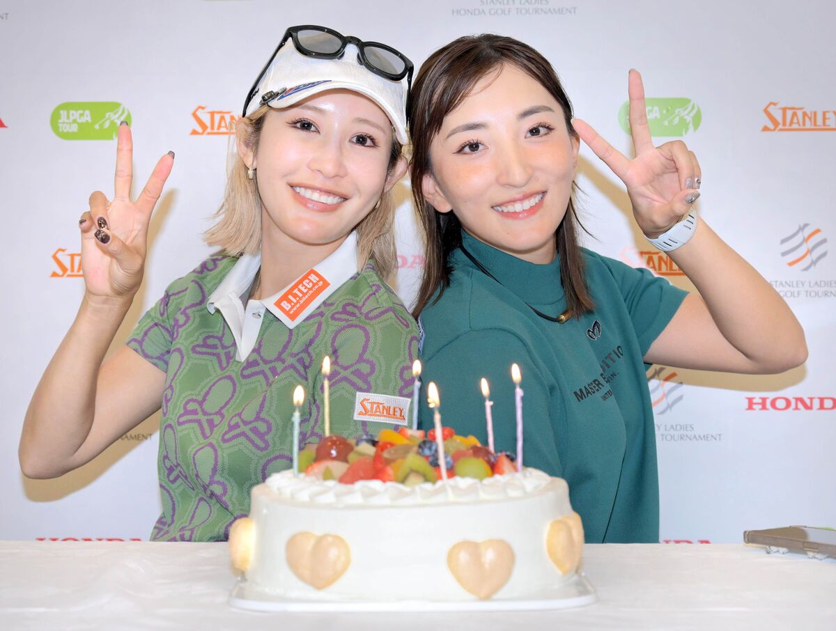 ４日に２７歳の誕生日を迎えた脇元華（右）をスタンレー所属の金田久美子がケーキで祝福、お互いの顔にクリームを塗り合い記念撮影した（カメラ・今西　淳）