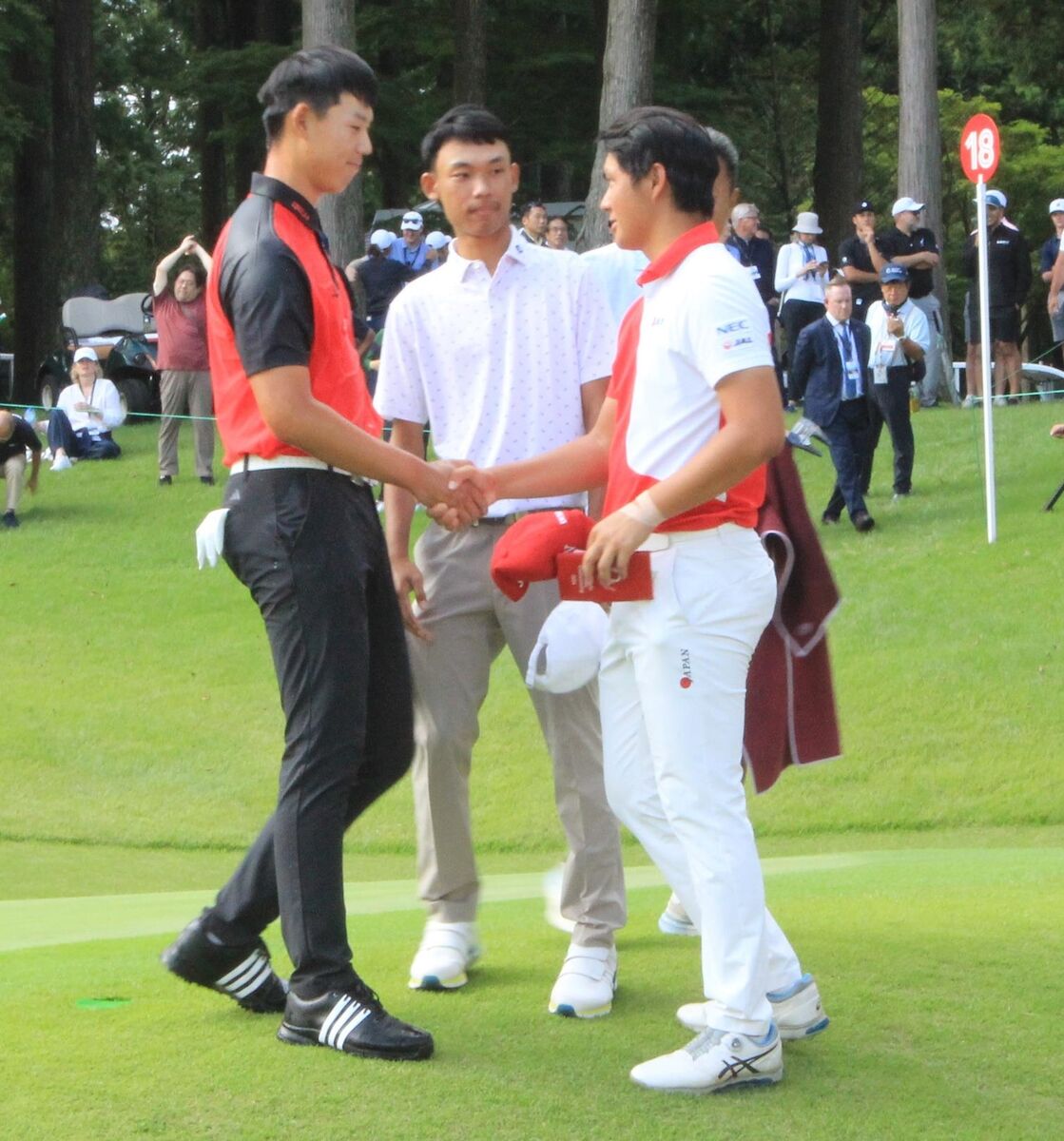 優勝者を祝福する中野麟太朗（カメラ・岩原　正幸）