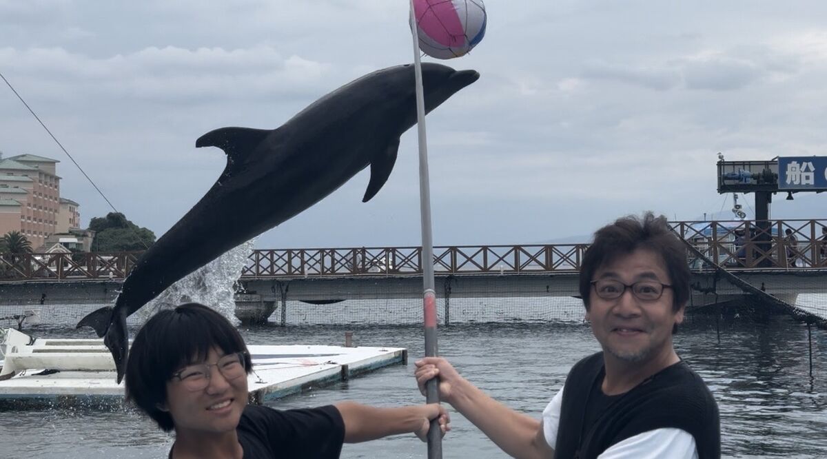 将来、賞金女王となり、今村氏（右）から水族館を引き継ぐ約束をした須藤弥勒（提供写真）