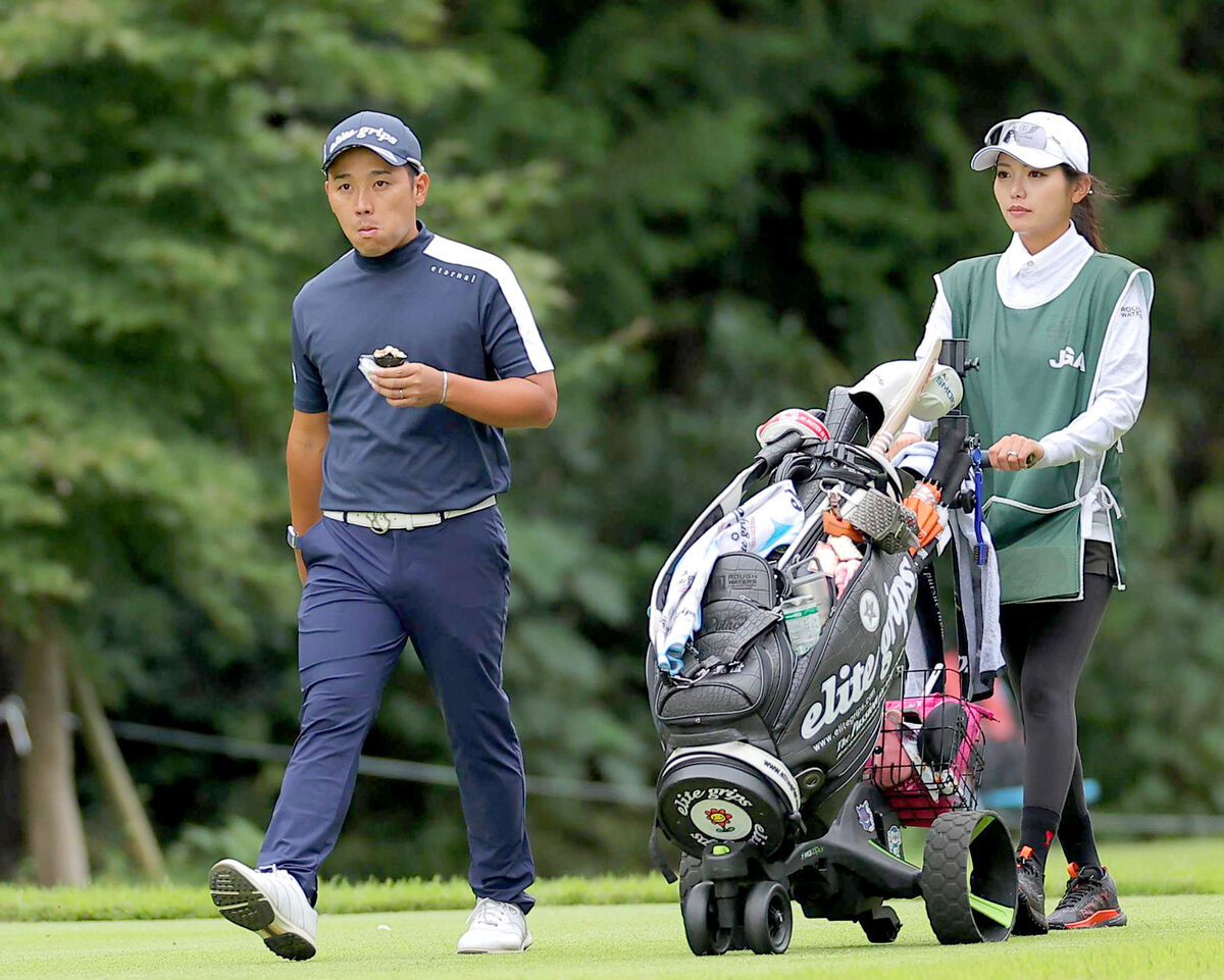 １１番、軽食を取りながらラウンドする池村（右はキャディーを務める妻の琴音さん＝カメラ・今成　良輔）