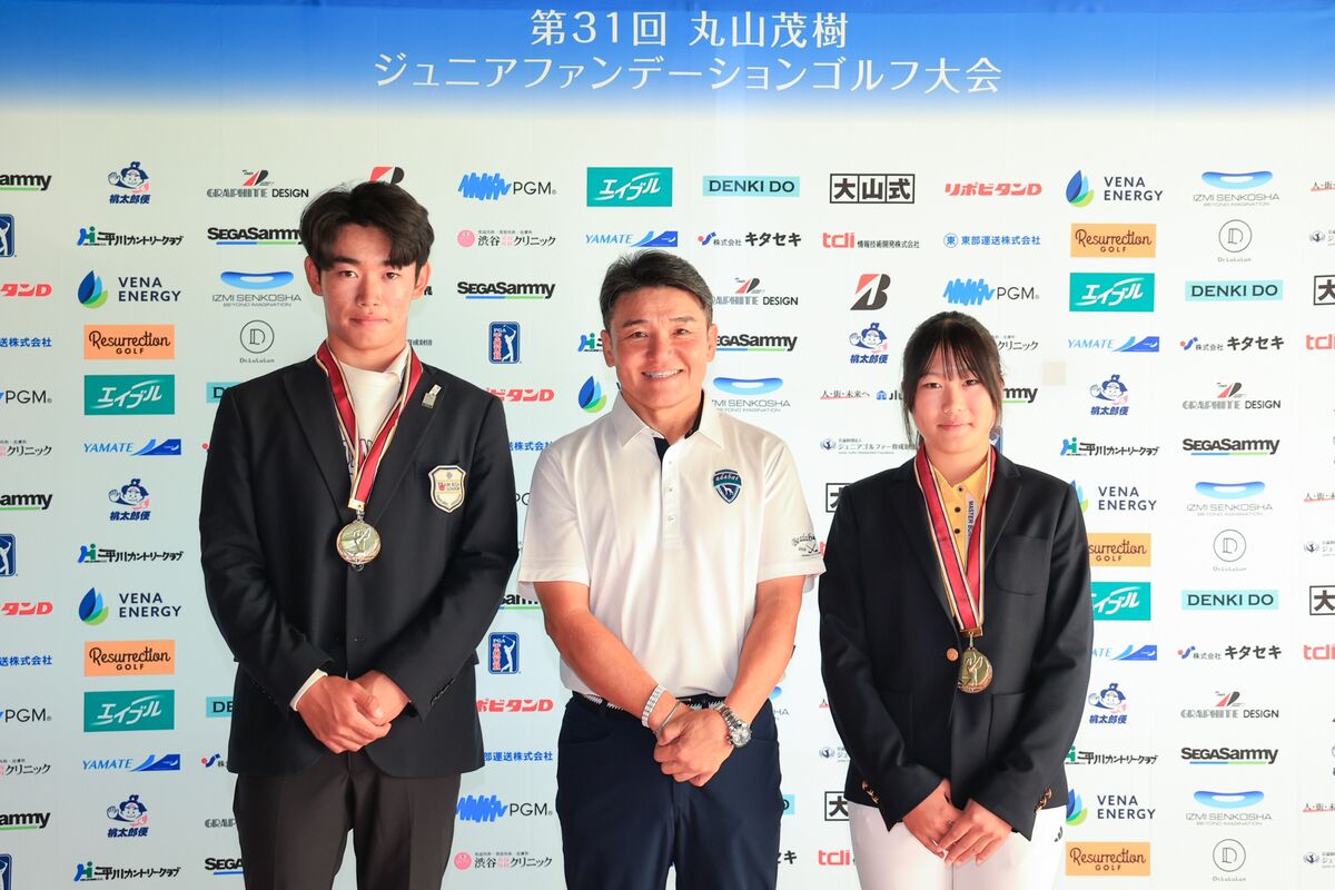 男女総合優勝者と記念撮影する丸山茂樹（中央、提供写真）